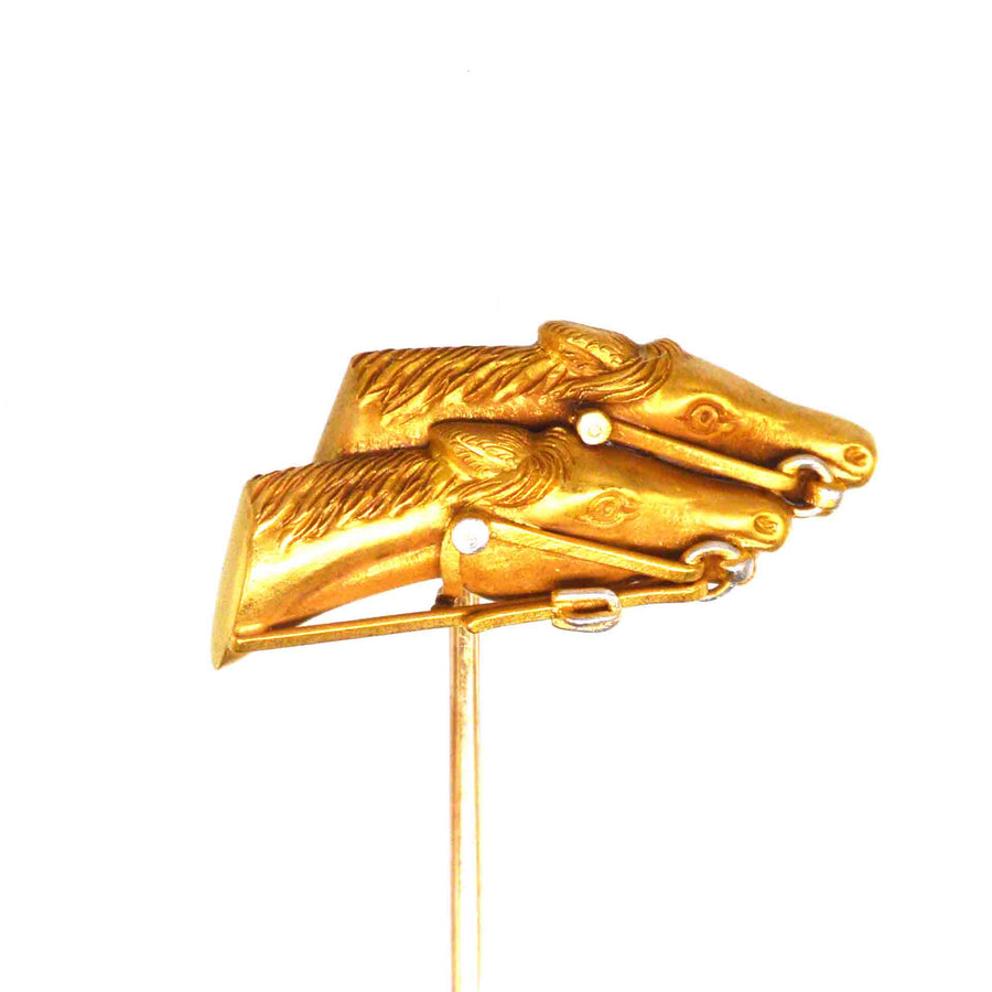Edwardian 18ct gold tie pin featuring two detailed racing horse heads, ideal for equestrian enthusiasts and racing events.