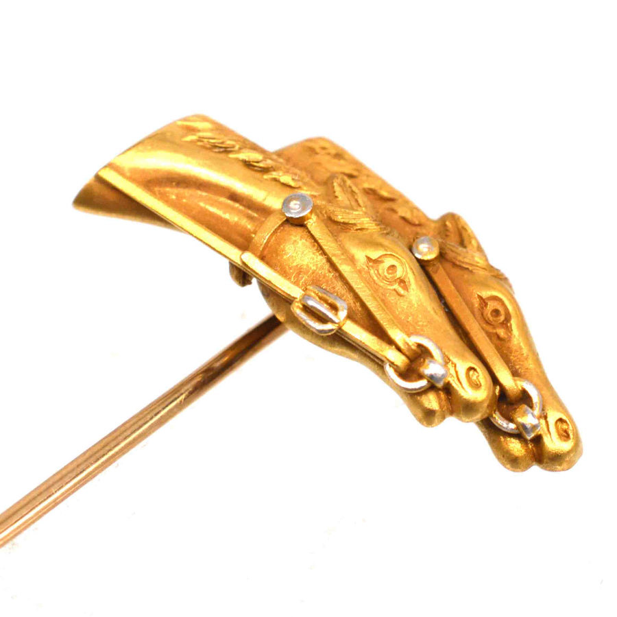 Edwardian 18ct gold tie pin featuring two racing horse heads, ideal for equestrian and horse racing enthusiasts.