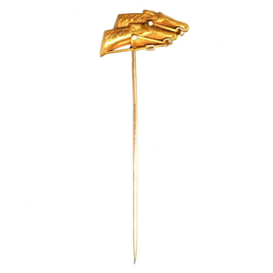 Edwardian 18ct gold tie pin featuring two racing horse heads, ideal for equestrian enthusiasts and racing events.