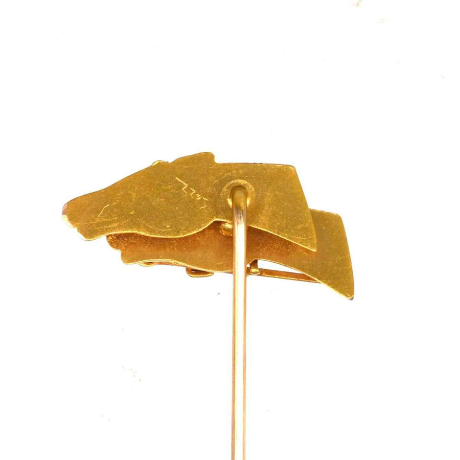 Edwardian 18ct gold tie pin featuring two racing horse heads, ideal for equestrian fans and racing events.