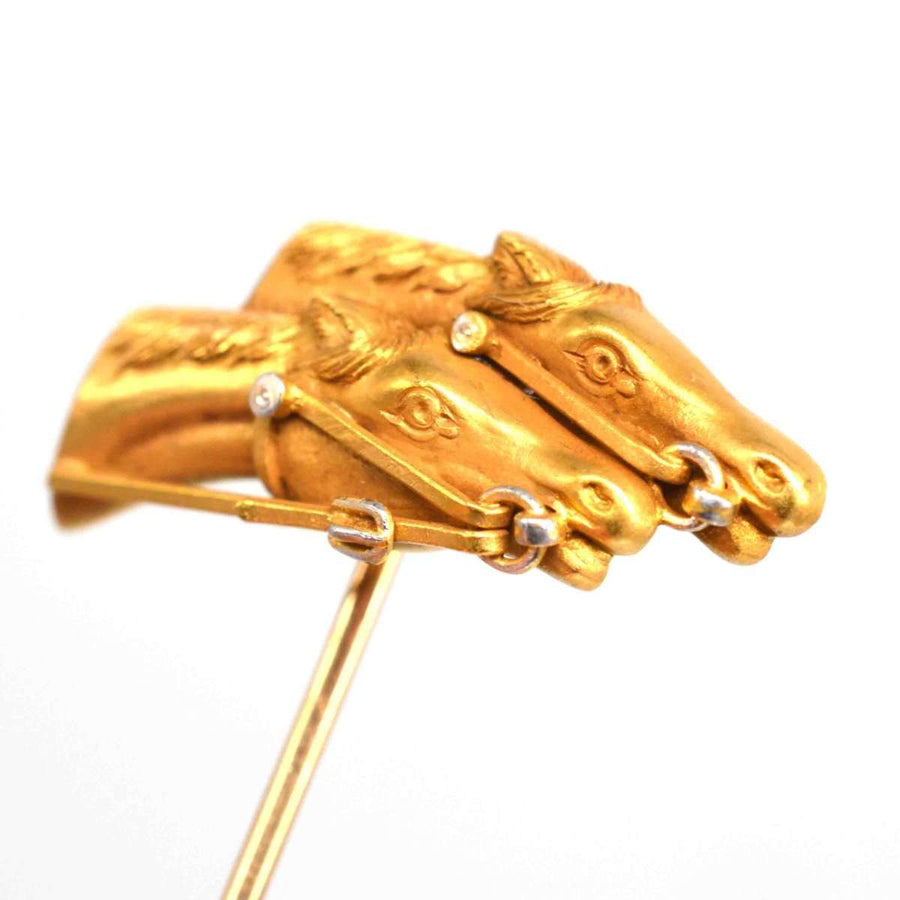 Edwardian 18ct gold tie pin featuring two racing horse heads, perfect for equestrian enthusiasts and racing events.