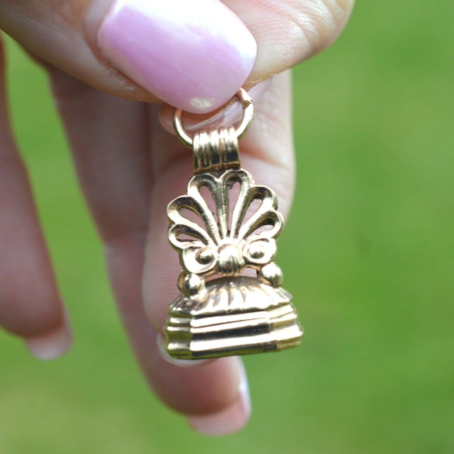 Victorian 9ct Gold Scallop Shell Seal Pendant with a Bloodstone Base | Parkin and Gerrish | Antique & Vintage Jewellery