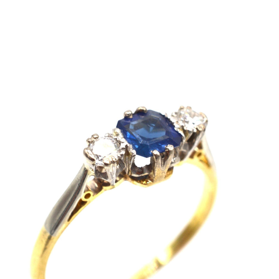 1940s 18ct gold and platinum three stone ring featuring Asscher cut sapphire and diamonds.