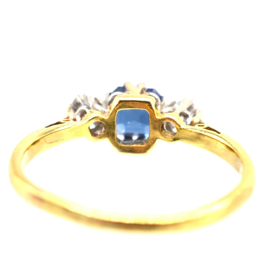 1940s 18ct gold and platinum Asscher cut sapphire and diamond three stone ring, elegant vintage jewelry.