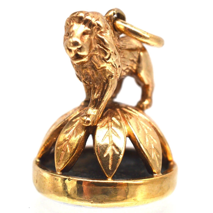 1940's 9ct gold pendant featuring a lion on a wreath with a bloodstone seal, fully hallmarked.