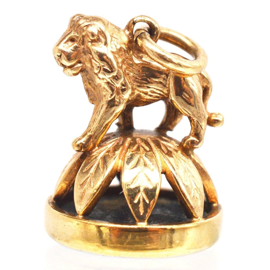 1940's 9ct gold pendant featuring a lion atop a wreath and a bloodstone seal, fully hallmarked.