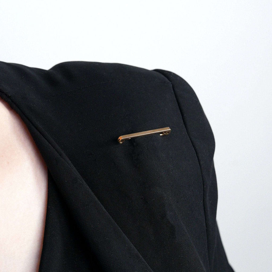1950s 9ct gold bar brooch worn on lapel, showcasing classic style and timeless elegance.