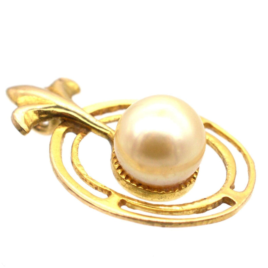 1970s 9ct gold pendant featuring a cultured pearl and fleur-de-lis design, crafted in London.