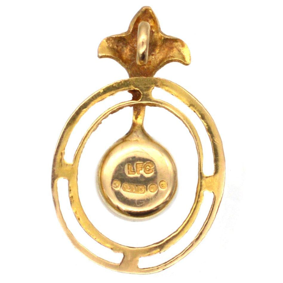 1970s 9ct gold pendant featuring cultured pearl and fleur-de-lis detail, crafted in London, 1972.