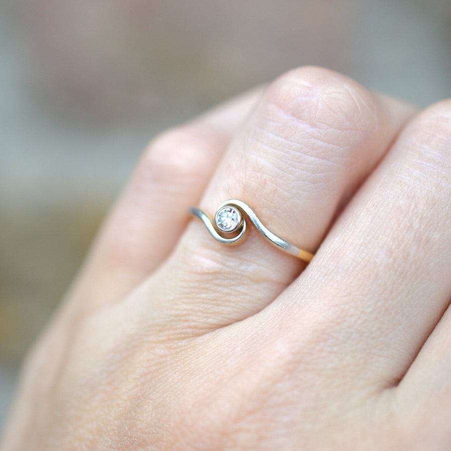 Art Deco 18ct Gold & Platinum, Diamond Bezel Setting Twist Solitaire Ring | Parkin and Gerrish | Antique & Vintage Jewellery