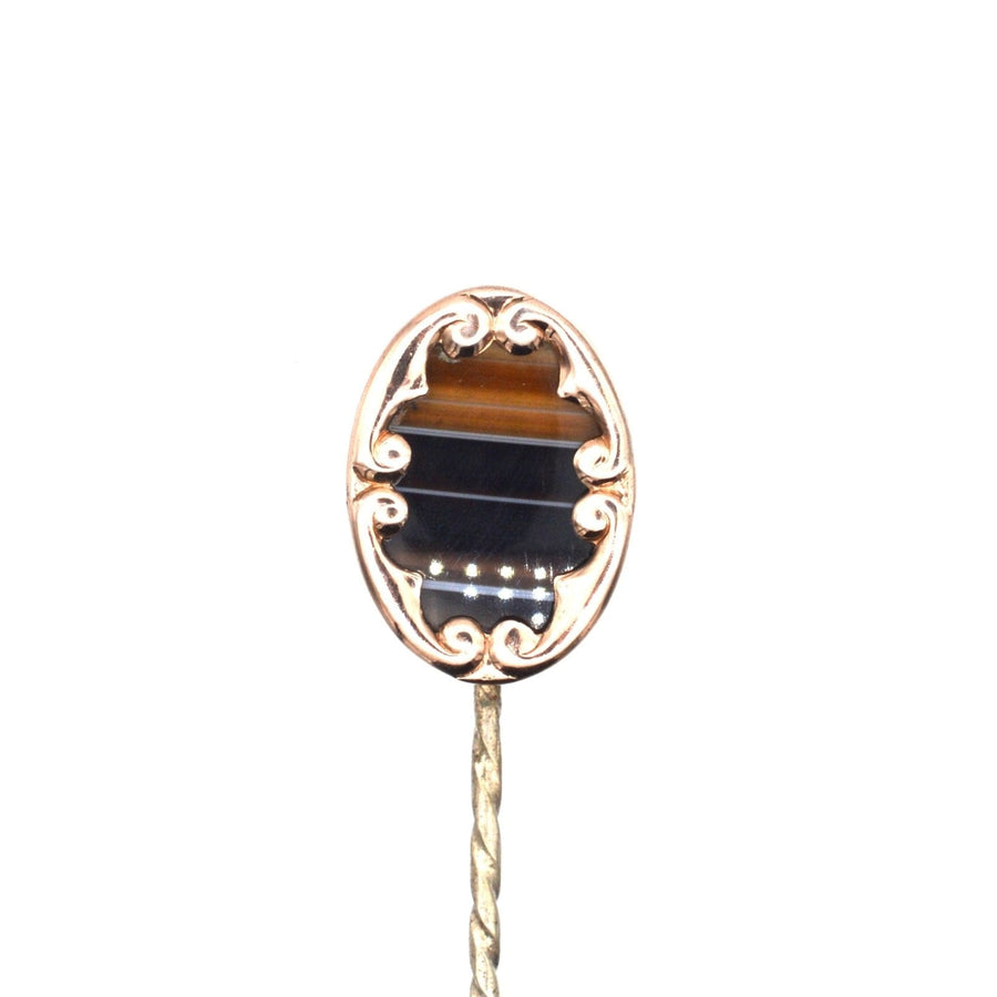 Edwardian 9ct gold banded sardonyx agate tie pin with swirl frame, circa 1910, perfect accessory for silk ties.