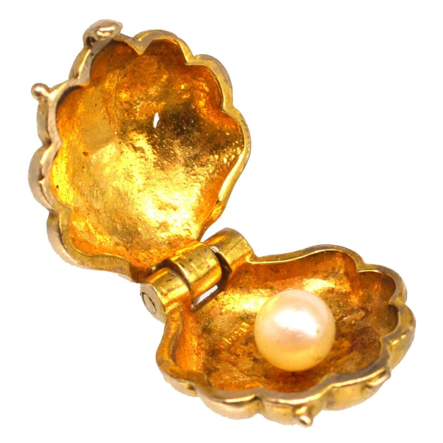 Open scallop shell charm pendant in 9ct gold with pearl, showcasing vintage elegance and classic design.