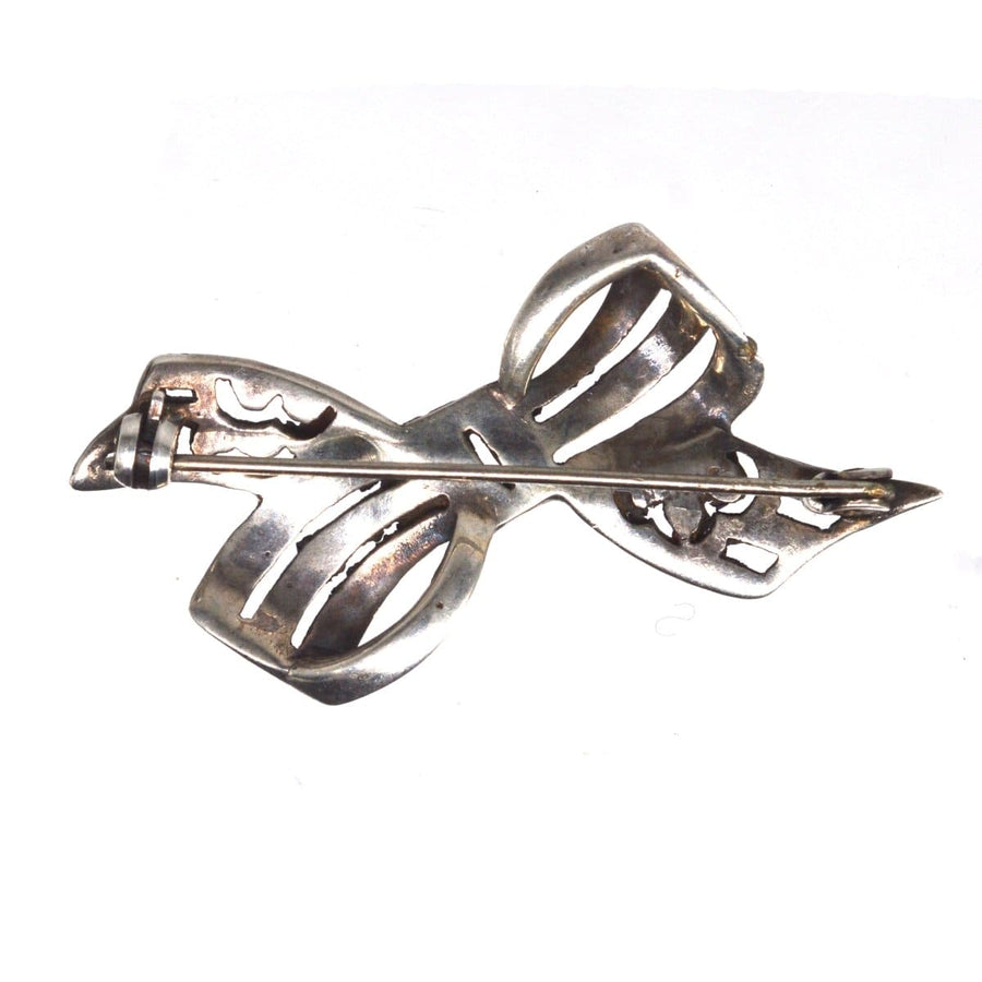 Art Deco silver bow brooch with marcasite detailing, showcasing a vintage design popular in the 1920s.
