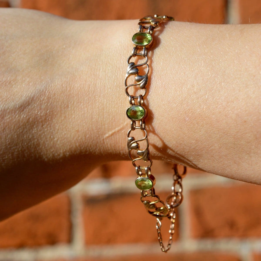 Art Nouveau 9ct gold bracelet featuring six peridots and a leaf pattern, 1910s vintage jewelry.