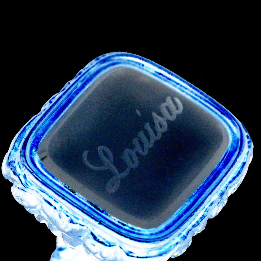 Decorative Georgian gold cased chalcedony seal engraved with the name Louisa from the 1800s.