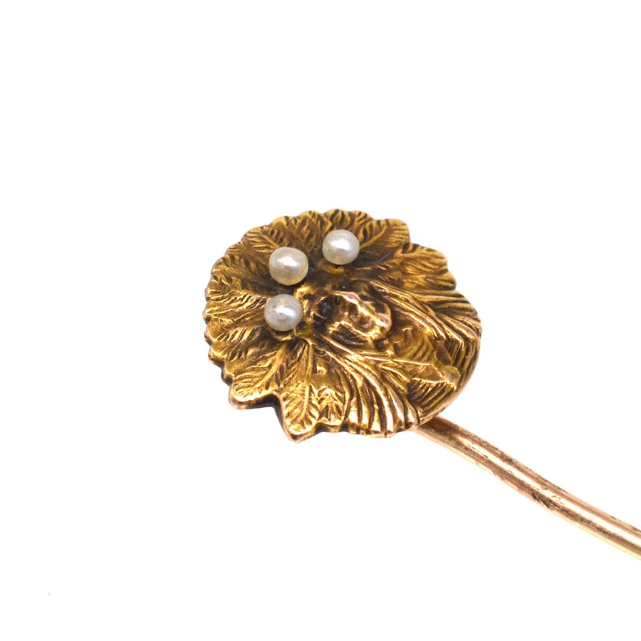 Vintage 15ct gold pin of Native Indian Chief adorned with three pearls, ideal for ties or lapels.