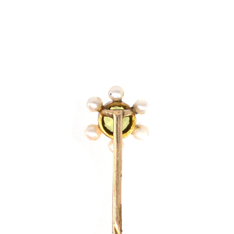 Edwardian 15ct gold tie pin featuring a central peridot surrounded by pearls, perfect for silk ties.