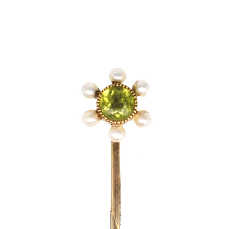 Edwardian 15ct gold tie pin featuring a peridot center surrounded by six pearls, perfect for silk ties.