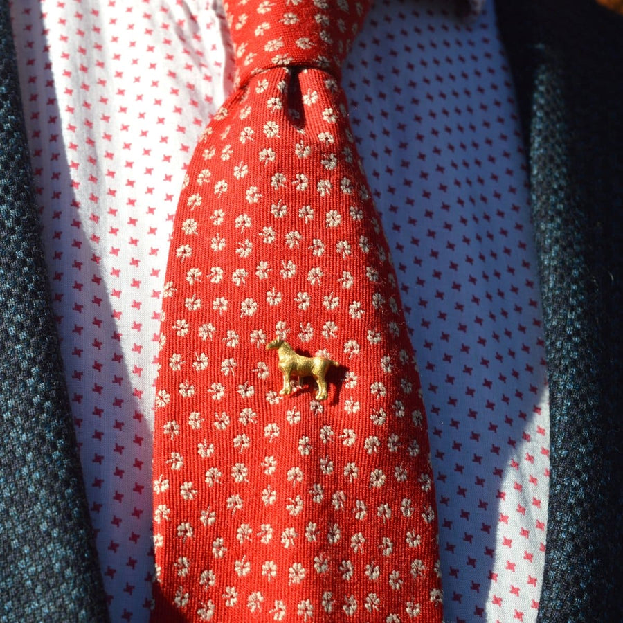 Edwardian 15ct gold show shire horse tie pin displayed on a red patterned tie, ideal for horse lovers and stylish outfits.