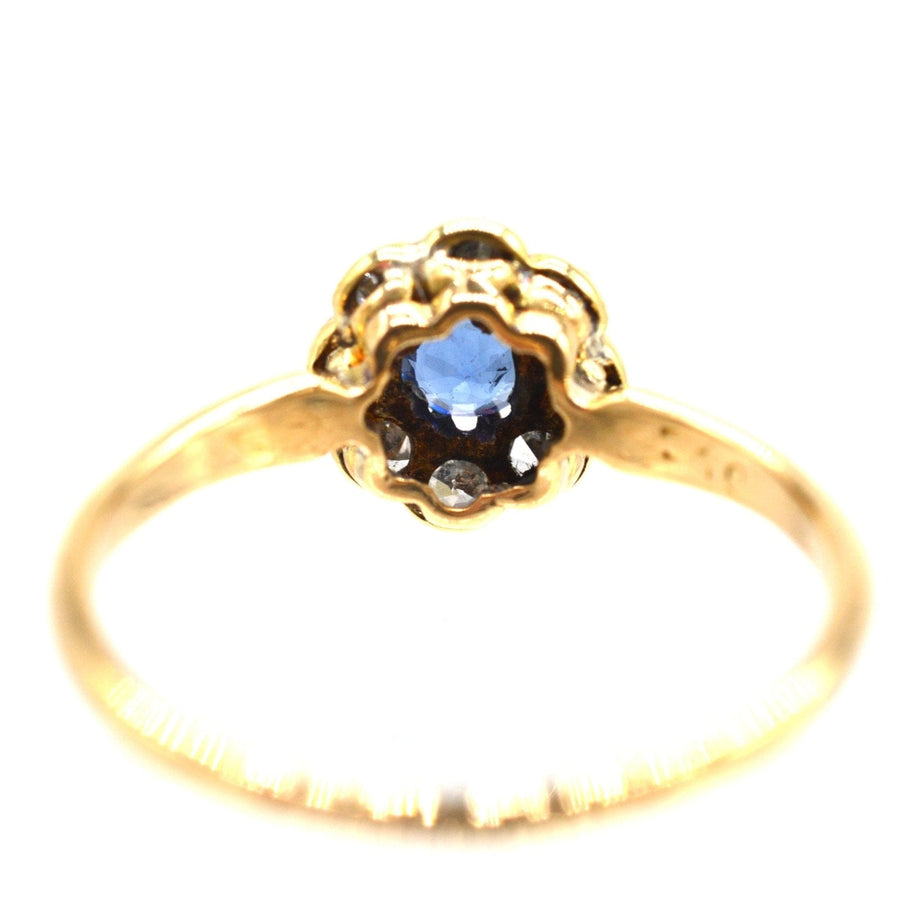 Edwardian 18ct gold and platinum cluster ring featuring a Ceylon sapphire and diamond, circa 1910, showcasing stunning cornflower blue.