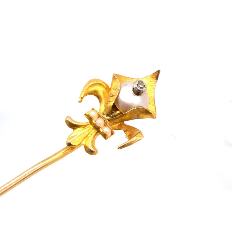 Edwardian 18ct gold Fleur de lys tie pin featuring a pearl and diamond, elegant for stylish silk ties.