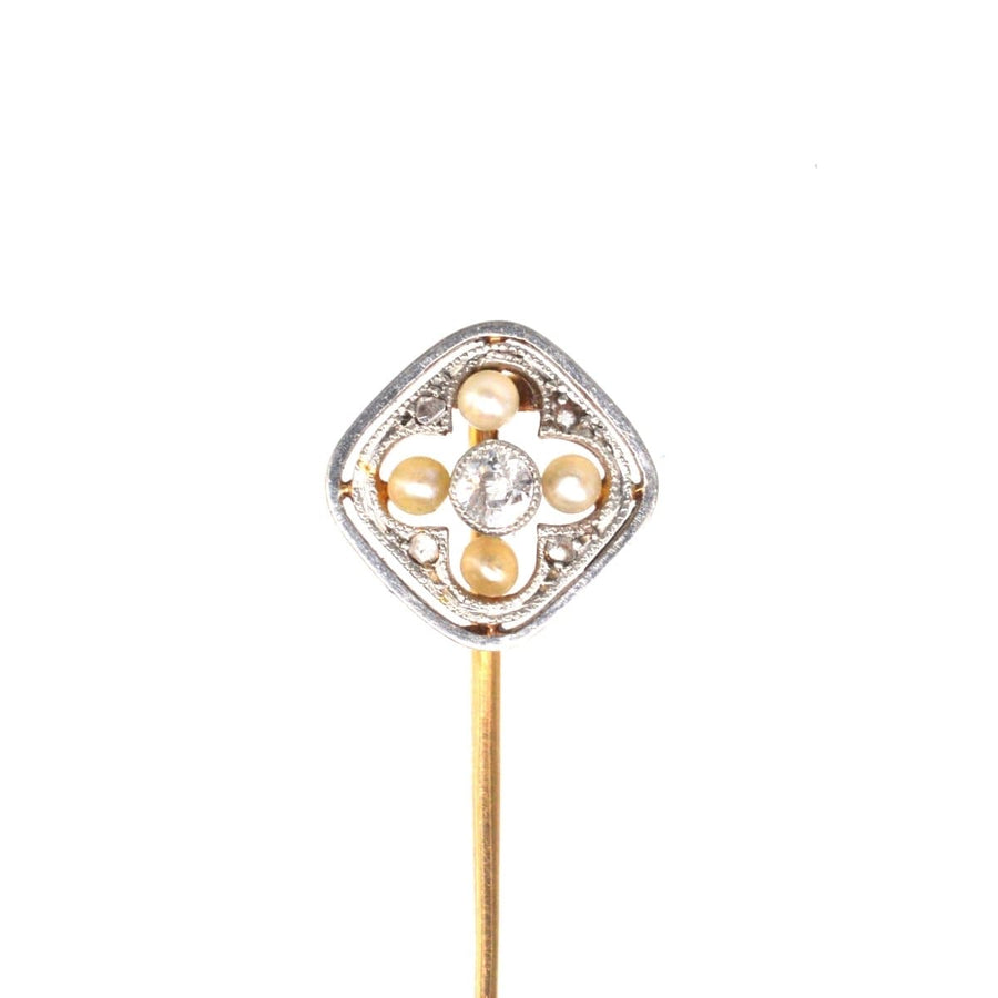 Edwardian tie pin in 18ct gold and platinum featuring pearls and a central diamond in a quatrefoil design.