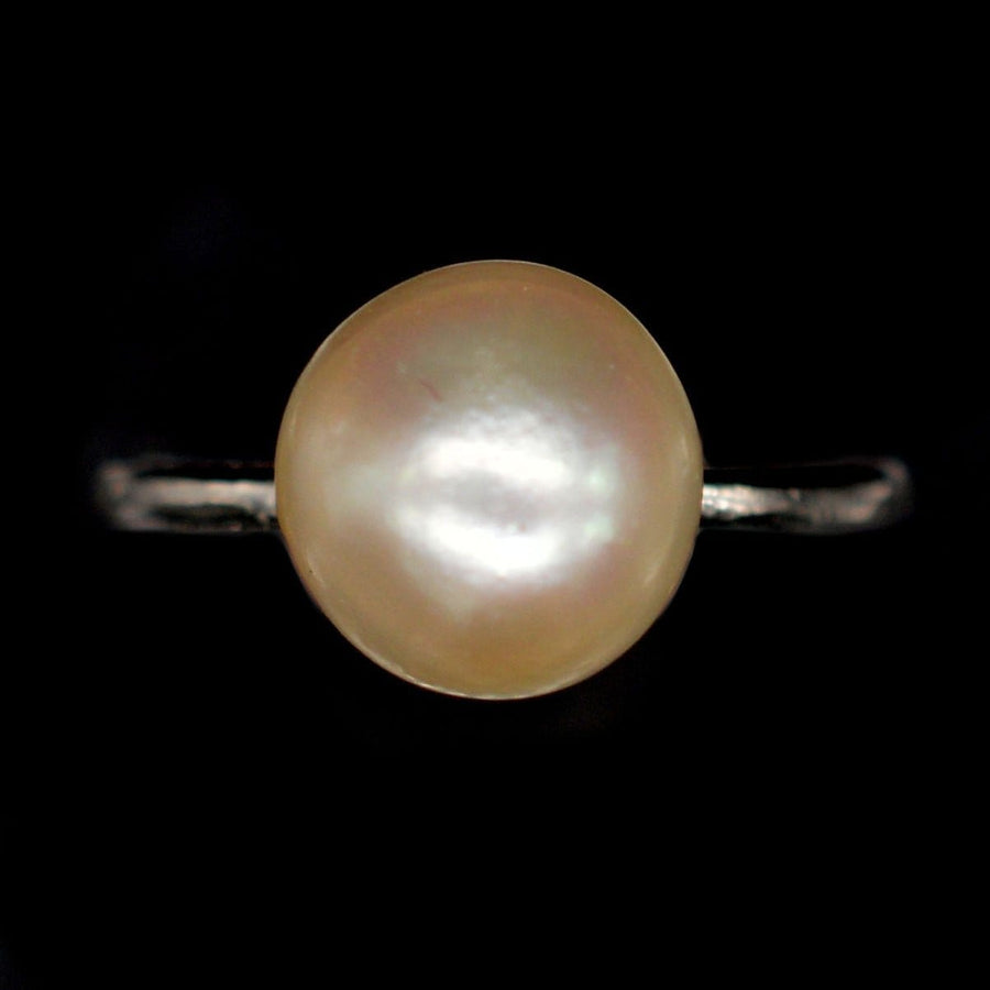 Edwardian platinum solitaire ring featuring a natural saltwater pearl, circa 1910s, with a lustrous finish.