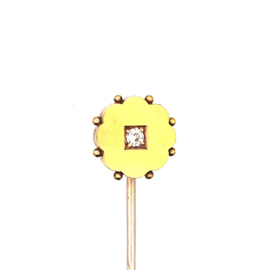 Late Victorian 15ct gold diamond flower tie pin featuring a central diamond in a square setting.