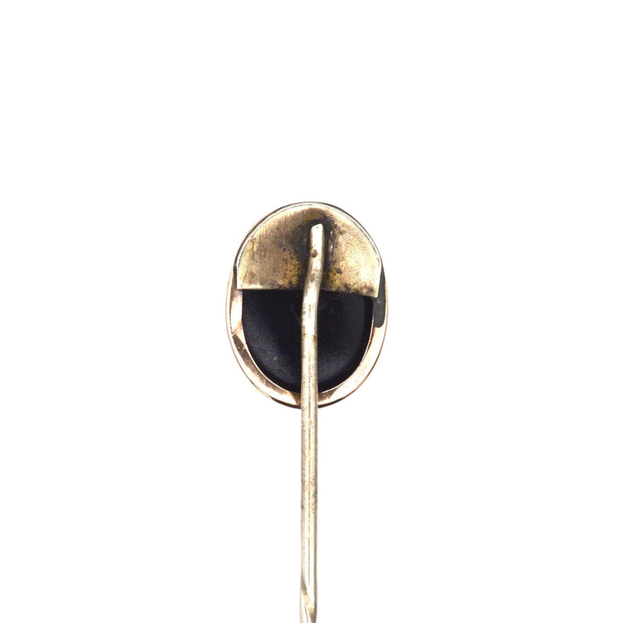 Victorian 9ct gold tie pin featuring black and white banded onyx, crafted in the 1860s-1880s.