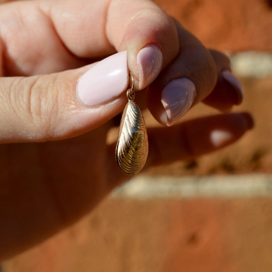 Vintage 9ct Gold Mussel Shell Charm / Pendant | Parkin and Gerrish | Antique & Vintage Jewellery
