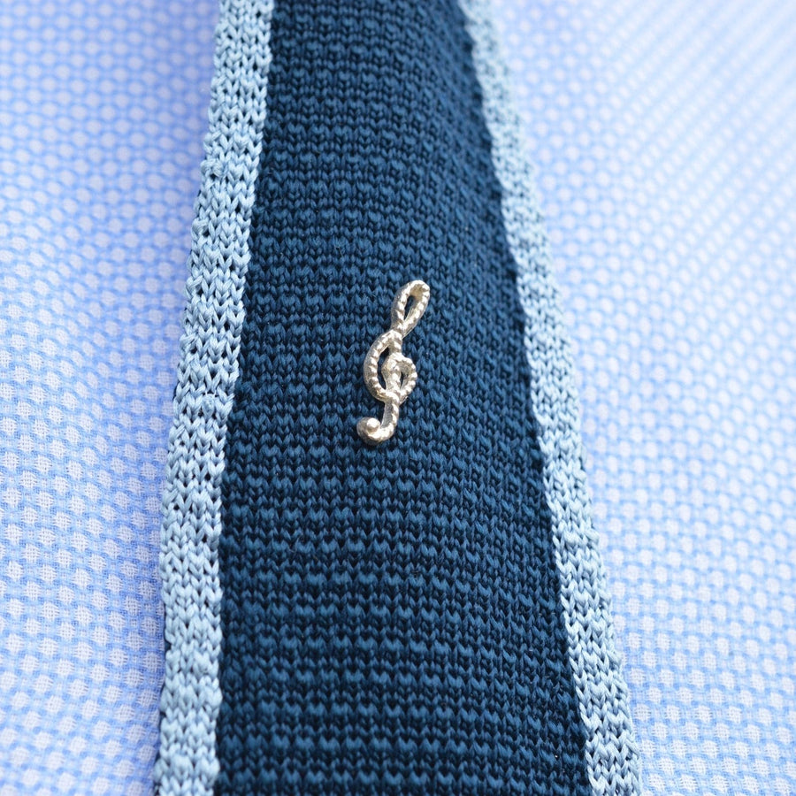 Vintage silver treble clef tie pin with rope detail, adding a musical touch to your attire.